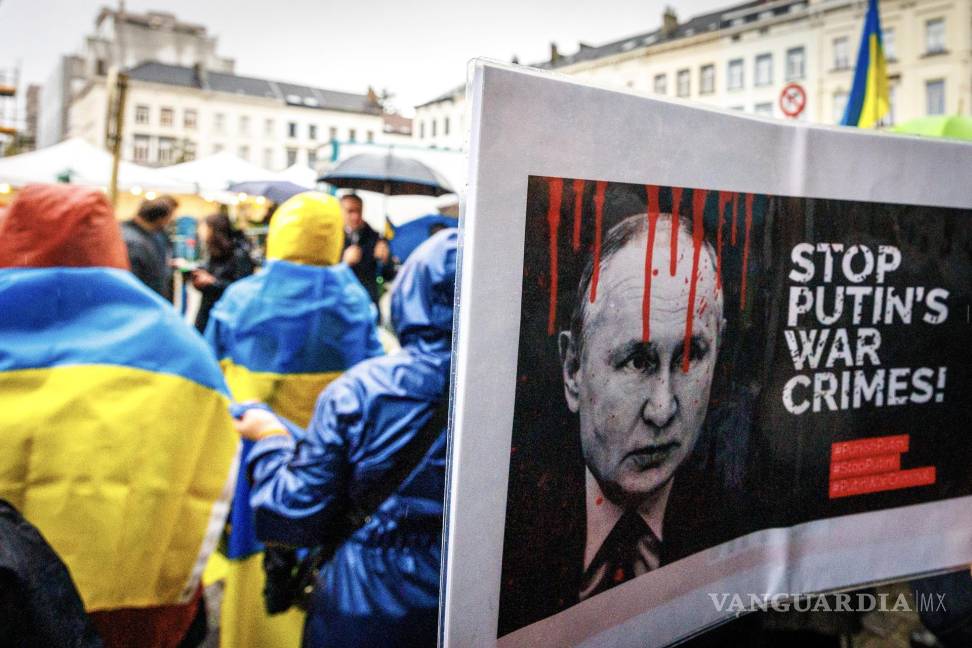 $!Una pancartacontra Vladimir Putin en la protesta organizada por ‘Go-to Ukrainian’ para conmemorar los 1,000 días desde la invasión rusaen Bruselas, Bélgica.