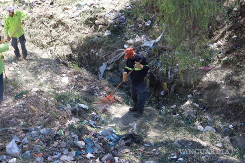 $!Personal municipal retiró maleza, basura y escombro acumulado en cauces naturales.