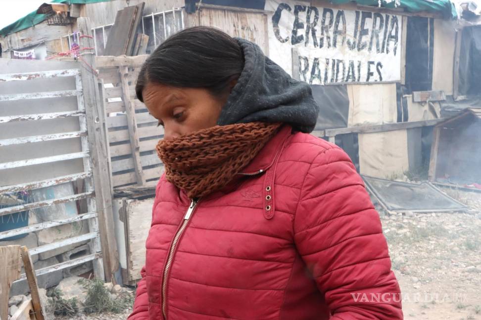 $!María, madre de tres hijos, reúne a su familia en una sola habitación para abrigarse mutuamente.