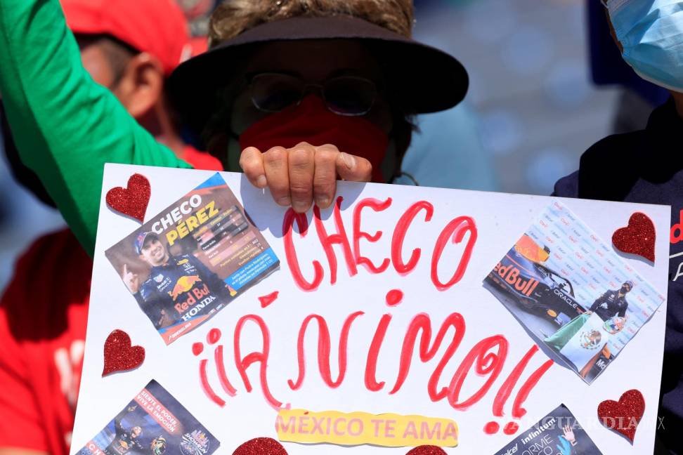 $!Un aficionado sostiene un cartel para animar en el Autódromo Hermanos Rodríguez en Ciudad de México