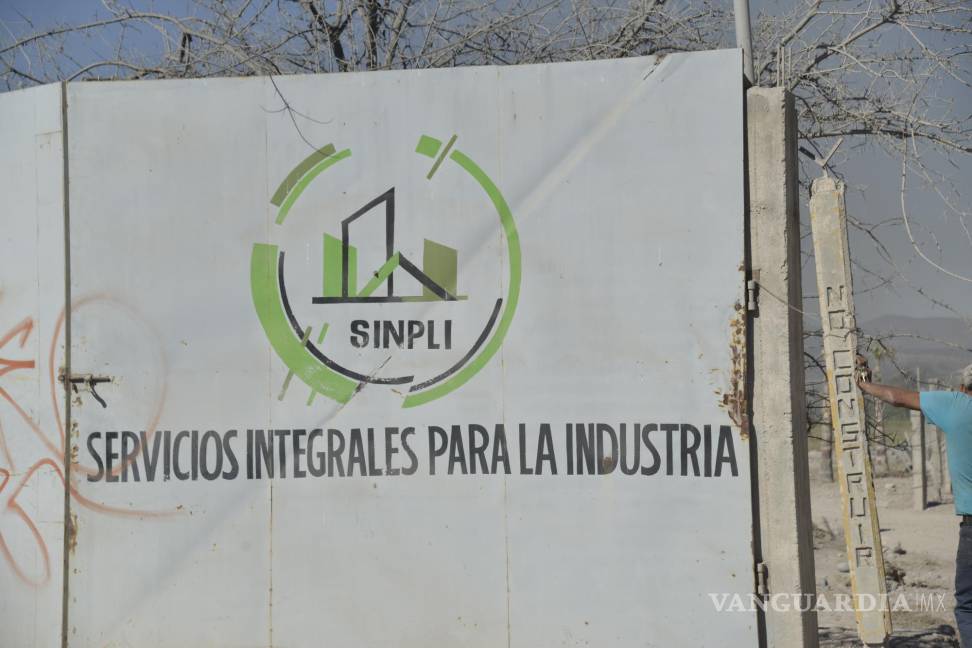 $!Una recicladora identificada como Servicios Integrales para la Industria, donde aparentemente se fabrican tarimas, fue el lugar que se consumía por las llamas.