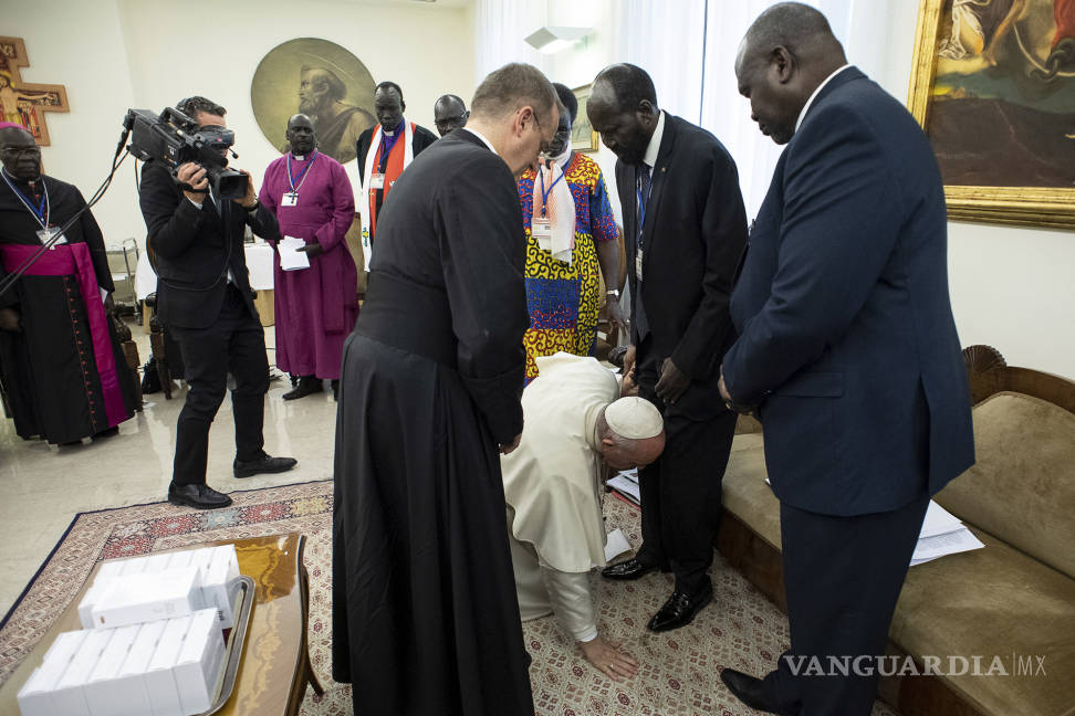$!En Inédito retiro espiritual en el Vaticano el papa Francisco besa los pies al presidente y a jefe rebelde de Sudan del Sur