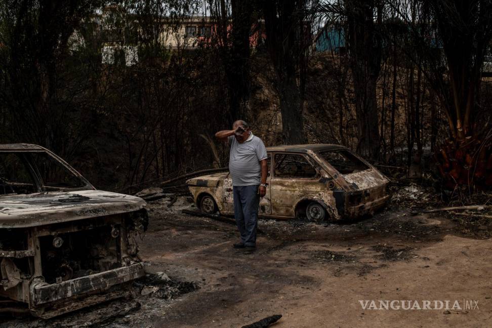$!Omar Castro camina entre los restos de su casa quemada por un incendio forestal en el barrio El Olivar de Viña del Mar, Región de Valparaíso, Chile.