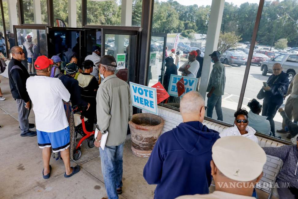 $!Personas esperan en una larga fila para emitir su voto en el primer día de votación anticipada en Georgia para las elecciones presidenciales en Decatur, Georgia.