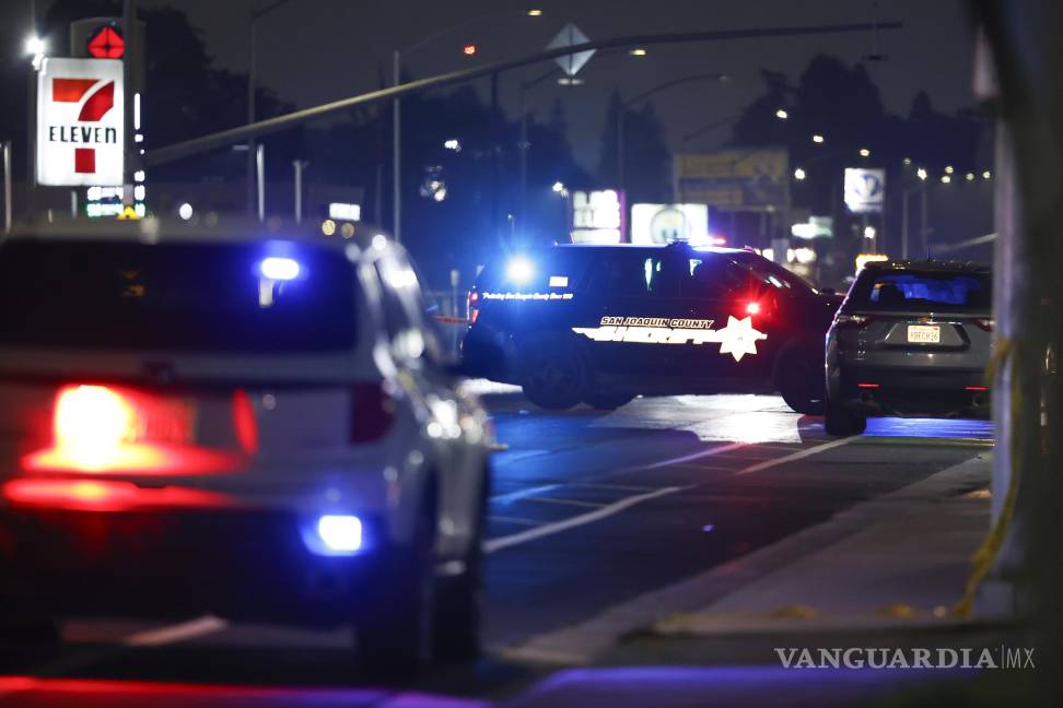 $!Personal de emergencias trabaja en la escena de un tiroteo masivo el sábado 29 de noviembre de 2025 en Stockton, California.