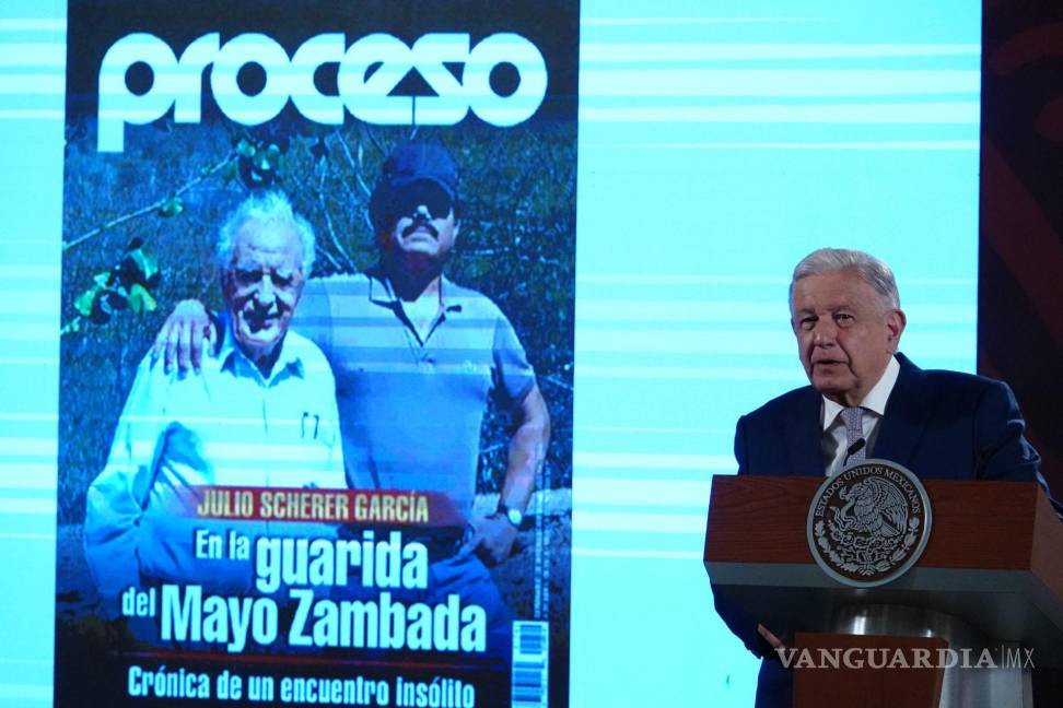 $!AMLO muestra el artículo sobre la entrevista al Mayo Zambada escrito por el entonces periodista Julio Scherer García.