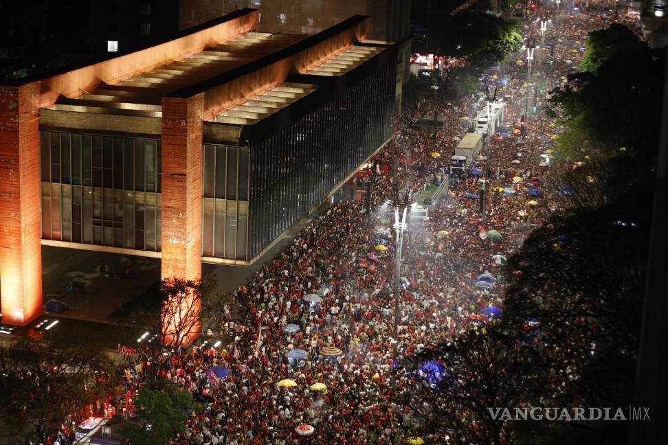 $!Miles de simpatizantes de Luiz Inácio Lula da Silva celebran en la Avenida Paulista en Sao Paulo (Brasil).