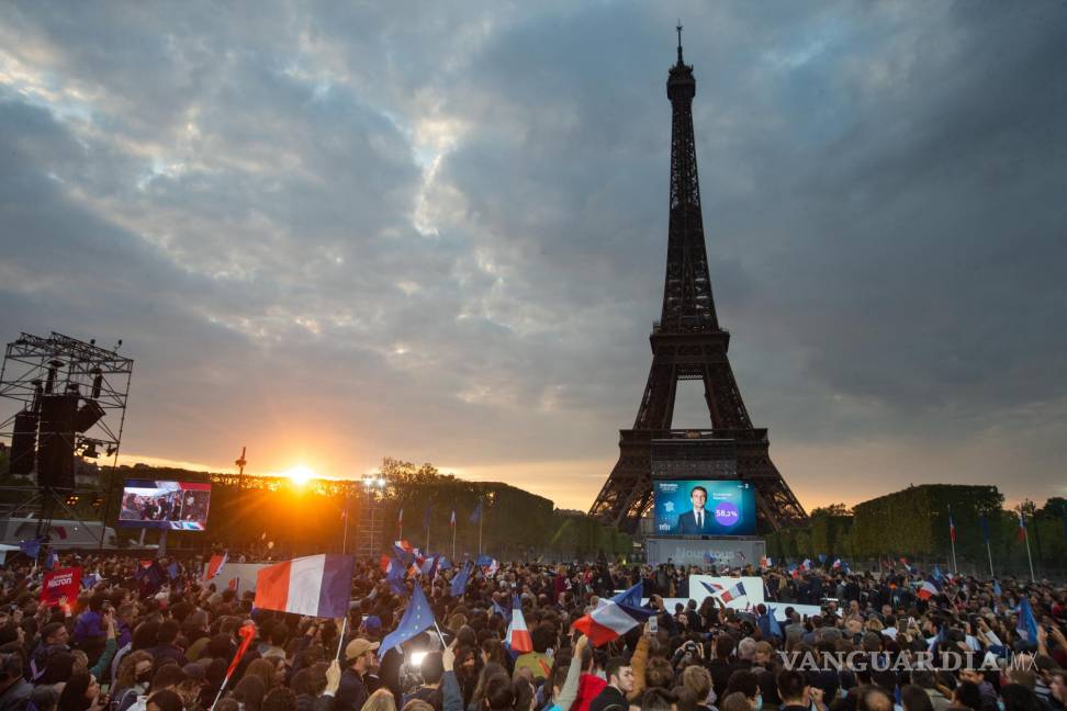 $!Partidarios del presidente francés Emmanuel Macron (no en la foto) celebran en el Champs-de-Mars en París, Francia.