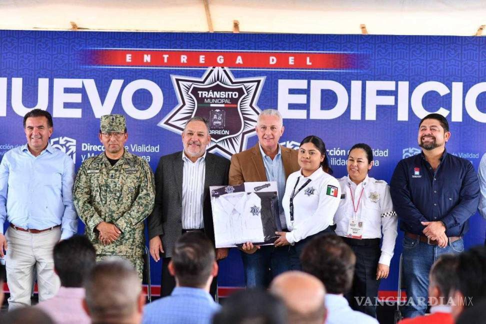 $!Agentes de tránsito recibierón sus nuevos uniformes durante la ceremonia de entrega, fortaleciendo su compromiso con la seguridad vial en Torreón.