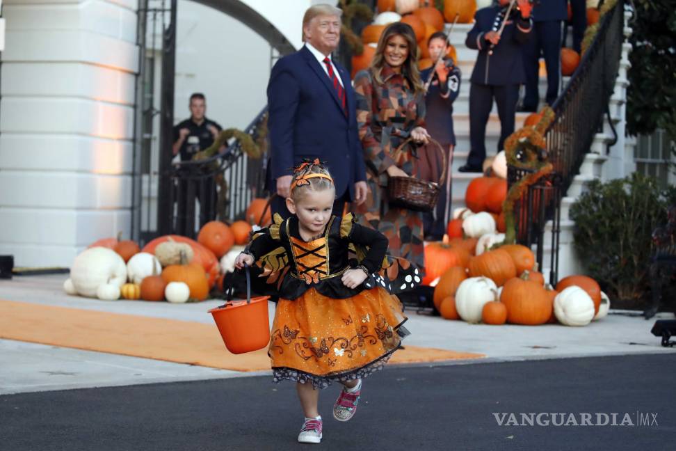 $!Donald Trump reparte dulces a niños por Halloween en la Casa Blanca