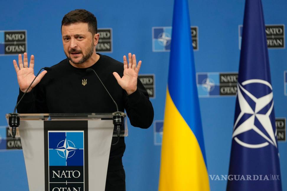 $!El presidente de Ucrania, Volodímir Zelenski, habla durante una conferencia de prensa en la sede de la OTAN en Bruselas