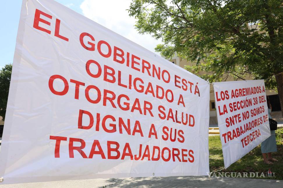 $!Maestros jubilados se manifestaron frente al servicio médico de la Sección 38.