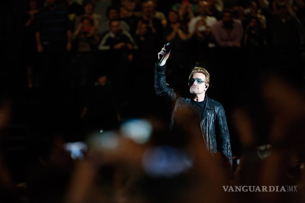 $!U2 rinde homenaje a víctimas de París en concierto