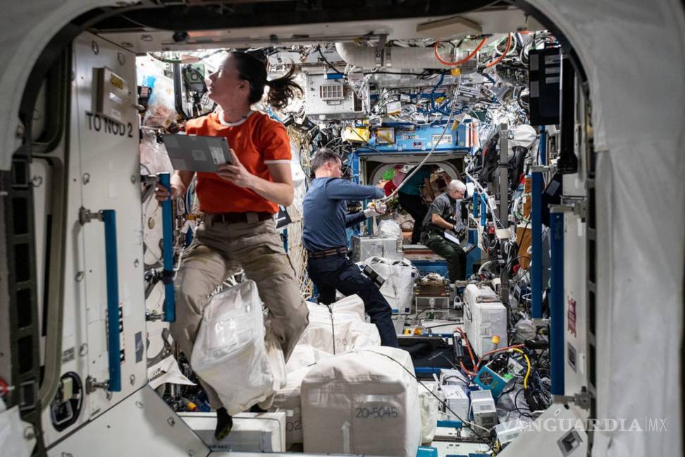 $!Imagen del 3 de septiembre de 2021. Desde la izquierda, los ingenieros de vuelo de la NASA Megan McArthur, Shane Kimbrough y Mark Vande Hei están en la foto trabajando dentro del módulo de laboratorio Destiny de la Estación Espacial Internacional. El trío estaba trabajando en una variedad de tareas que incluían investigación espacial, mantenimiento de soporte vital y transferencias de carga. NASA