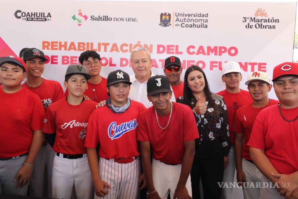 $!Deportistas y entrenadores de la Universidad Autónoma de Coahuila agradecieron al alcalde de Saltillo las obras.