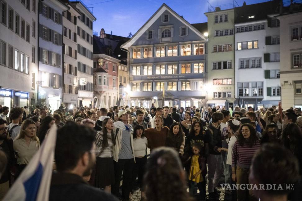$!La gente asiste a una manifestación aprobada en memoria de las víctimas del ataque de Hamás contra civiles en Israel, en Zurich, Suiza.