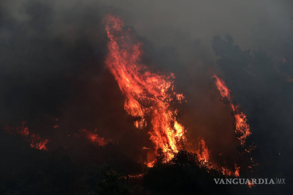 $!Más de mil bomberos le dan la pelea a los incendios forestales en Grecia