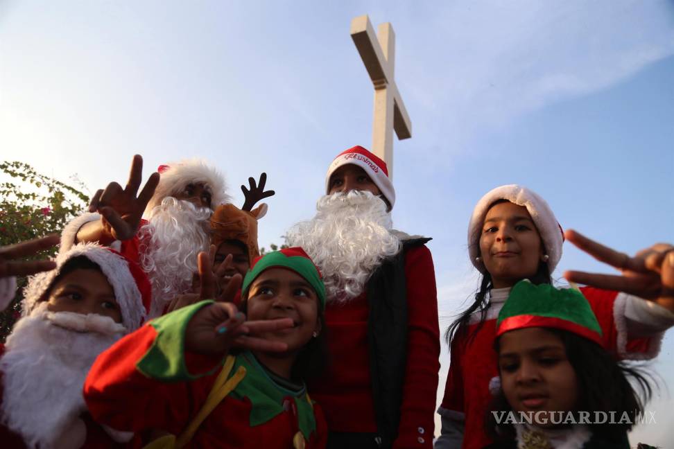 $!Miembros de la minoría cristiana pakistaní desfilan en una carretera antes de Navidad, en Karachi, Pakistán. EFE/EPA/Rehan Khan