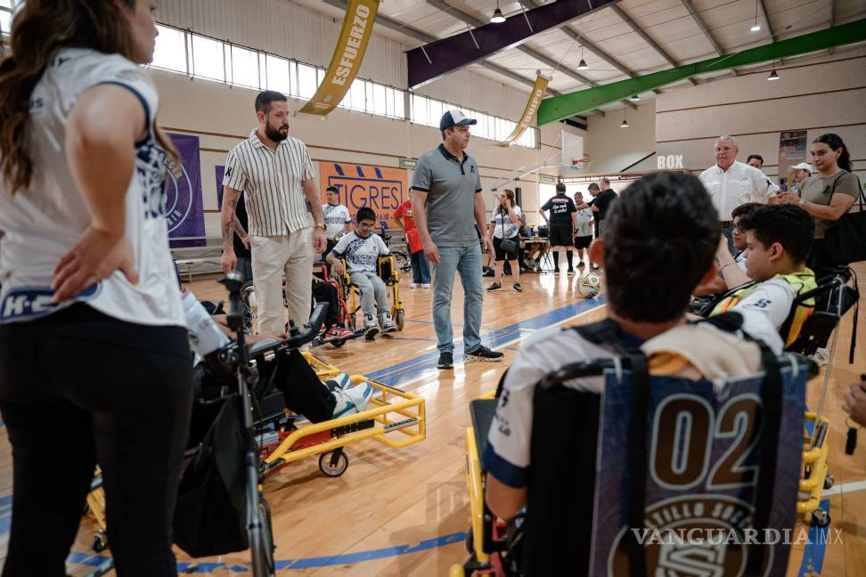 $!El alcalde Javier Díaz González dialoga con jugadores y reconoce su esfuerzo en el Powerchair Football, una disciplina que fomenta la inclusión desde el deporte.