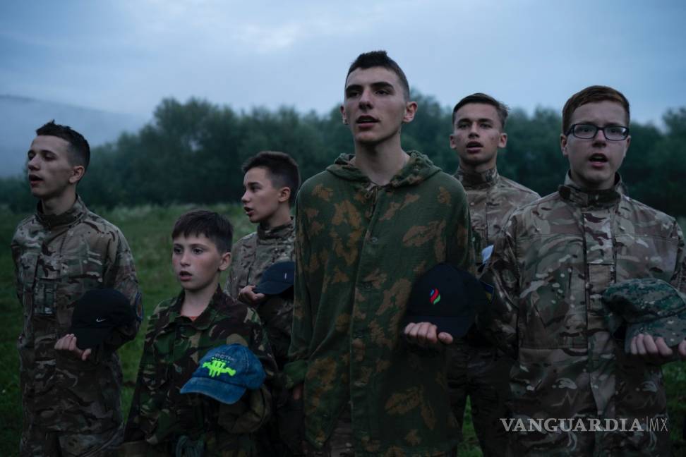 $!Niños y jóvenes aprenden a matar en Ucrania (Fotogalería)