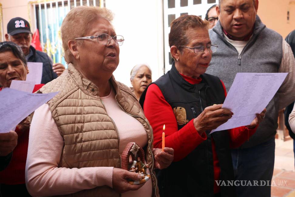 $!Los participaron entonaron las letanías para pedir posada.