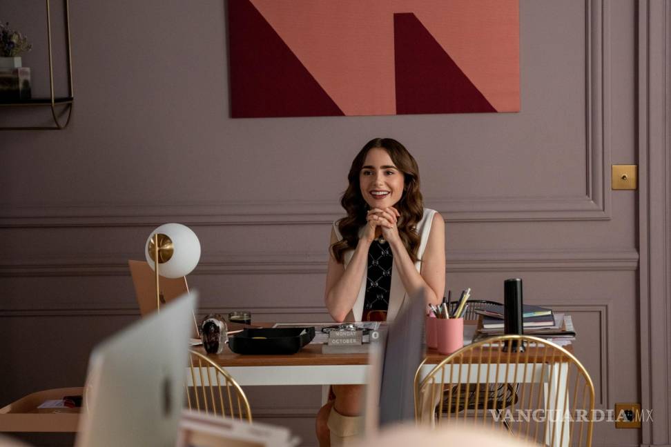 $!Lily Collins, la hija del músico, se ha convertido en un personaje muy popular. EFE/Cr. Stéphanie Branchu/Netflix