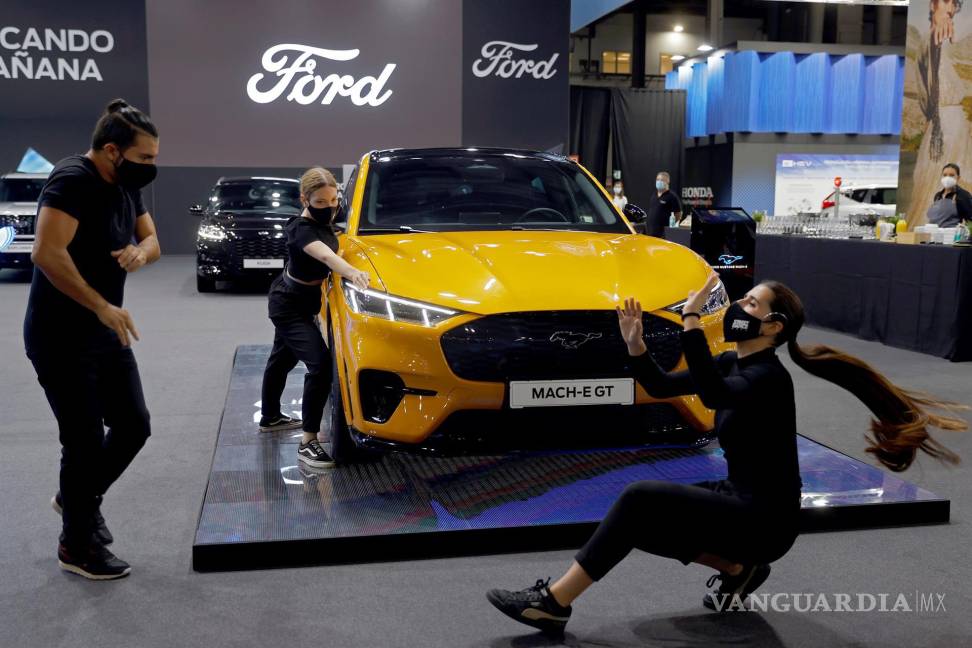$!Varios bailarines durante la presentación del Ford Mustang-ETGT, una de las novedades que se pueden ver en Automobile, el Salón Internacional del Automóvil de Barcelona. EFE/Toni Albir