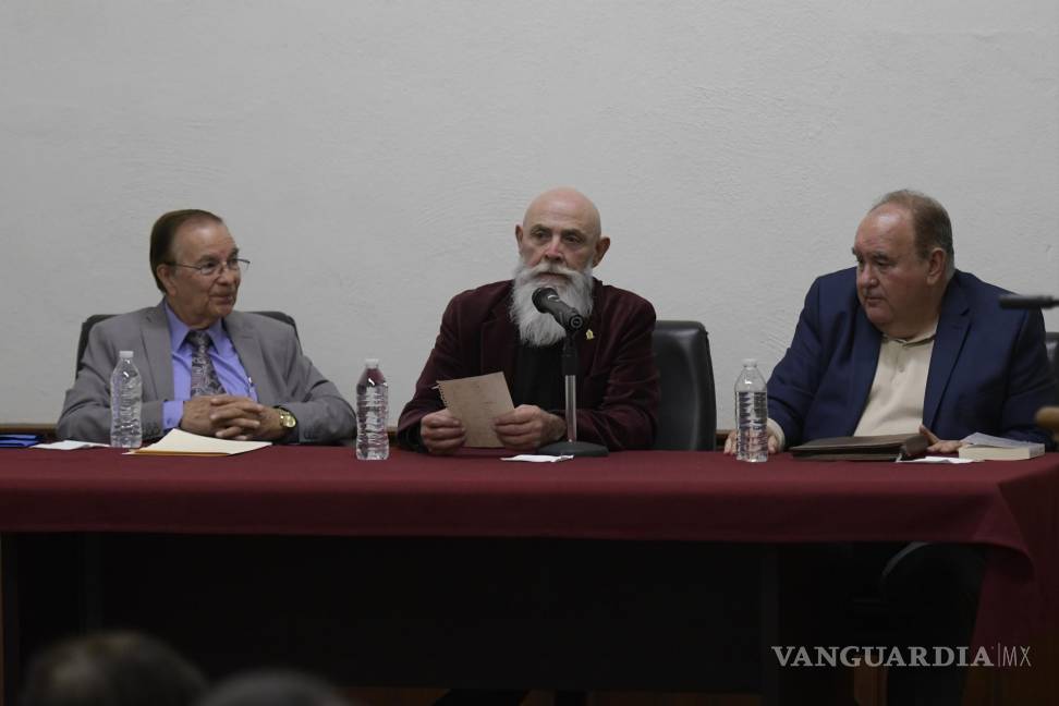 $!Carlos Gaytán, Adalberto Cervantes y Orestes Gómez presentaron el libro.