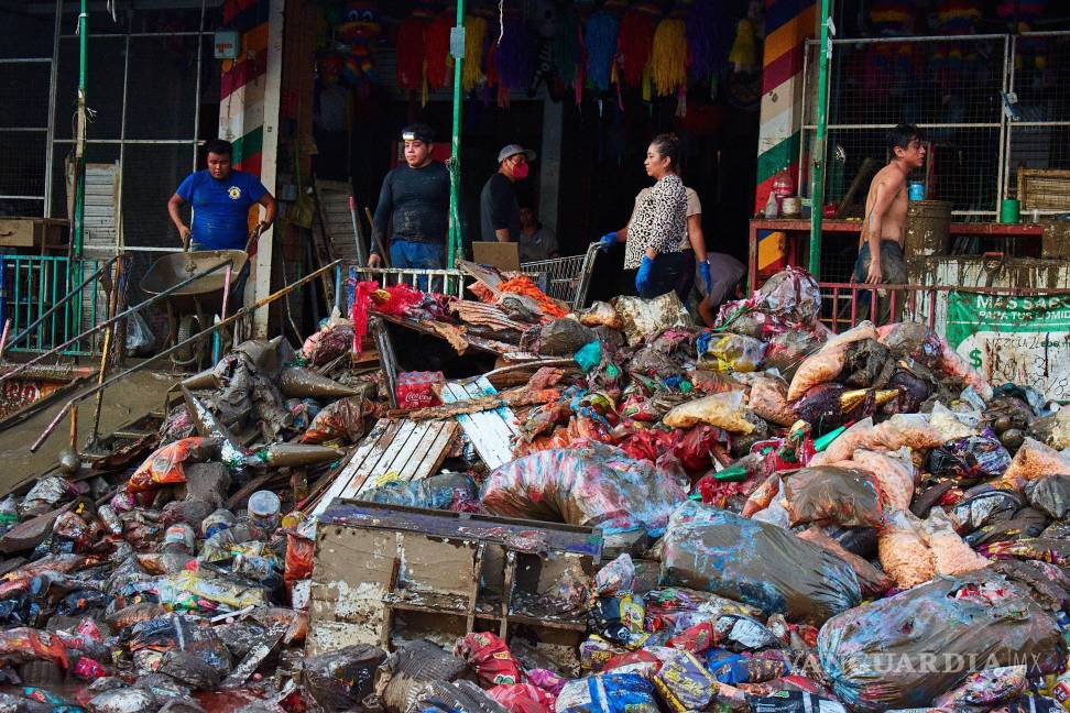 $!POZA RICA, VERACRUZ, 13 OCTUBRE 2025.- Continúa la limpieza de establecimientos y casas por parte de ciudadanos y autoridades para limpiar las toneladas de lodo que fue arrastrado por la fuerza del agua tras el desbordamiento del río Cazones el pasado viernes. Al paso de los días los habitantes intentan regresar a su cotidianidad, pero decenas de comercios y establecimientos aún están afectados. Toneladas de basura se acumulan en las calles de los muebles y enseres que quedaros inservibles. El gobierno federal anunció por la mañana que inició el censo de los damnificados para iniciar con la distribución de ayuda.