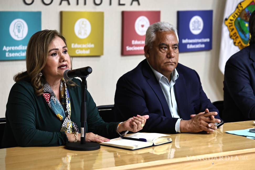 $!Funcionarios estatales durante la entrega de Reconocimientos de Validez Oficial de Estudios.
