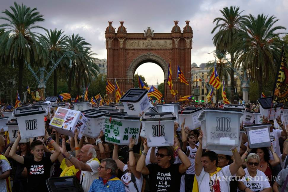 $!Miles de personas marchan en Cataluña por aniversario de referéndum