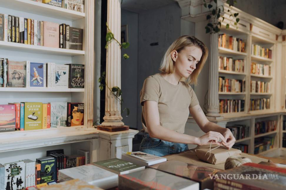 $!Envolver paquetes y ordenar libros con calma son tareas que pueden contribuir a la relajación sin pretensiones.
