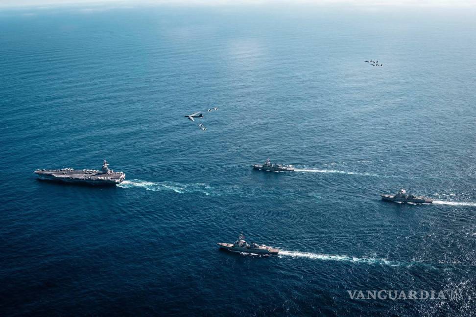 $!Unidades del Grupo de Ataque del Portaaviones Gerald R. Ford y un bombardero B-52 de la Fuerza Aérea de EU operando este jueves, en aguas internacionales.
