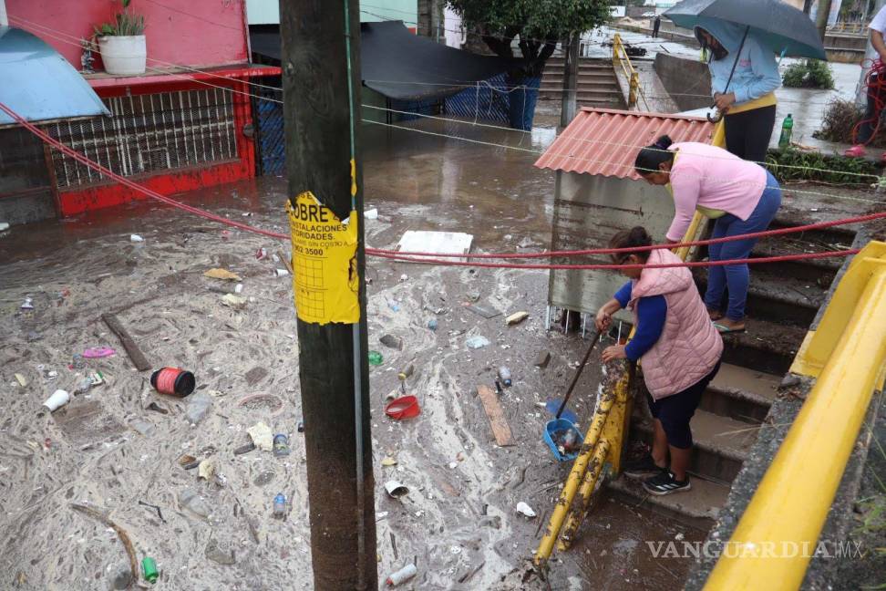 $!Dentro de los estragos se encuentran vehículos arrastrados por la corriente, así como el cierre de caminos debido a derrumbes en el acceso a la Colonia Las Palmas, dejando incomunicadas a al menos cuatro colonias en la parte poniente de la ciudad.URO.COM