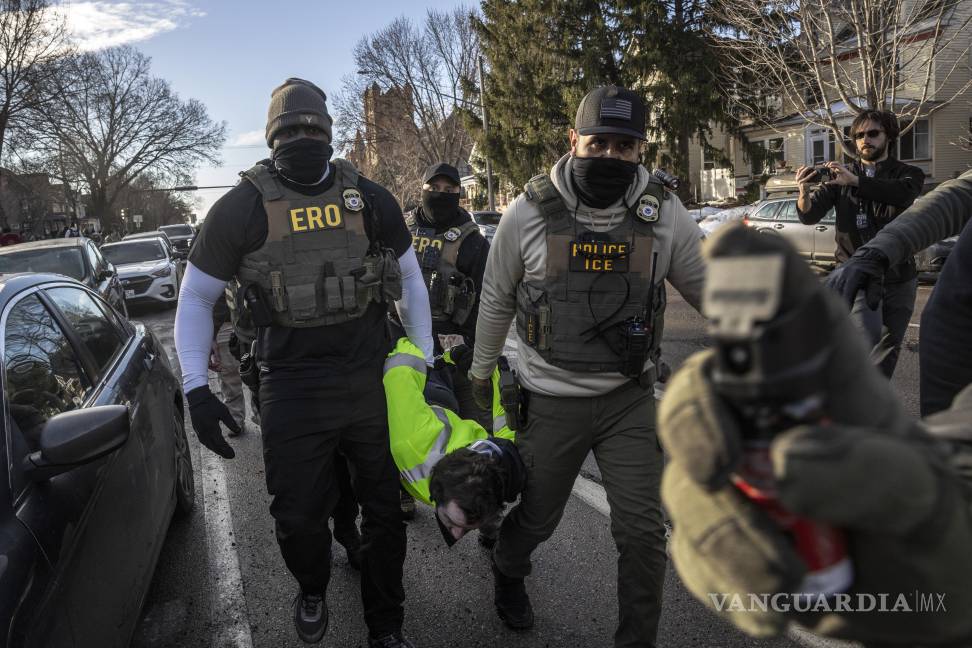 $!Agentes federales arrestan a un manifestante durante una operación activa de control migratorio en un vecindario de Minneapolis.