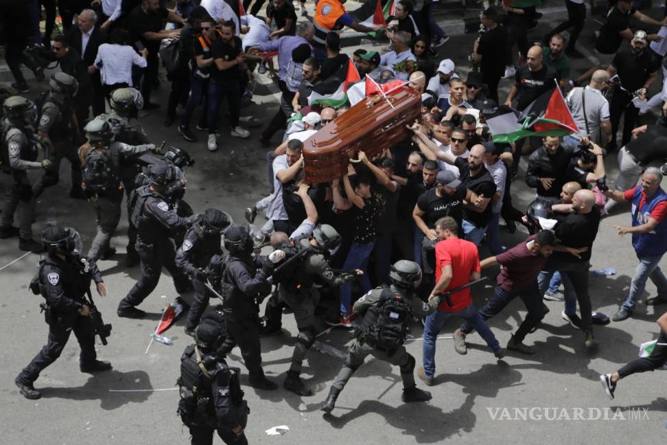 $![Violencia. Abu Akleh, considerada por los palestinos como una heroína local, habría muerto][de la periodista veterana de Al Jazeera asesinada, Shireen Abu Akleh, durante su funeral el viernes 13 de mayo]