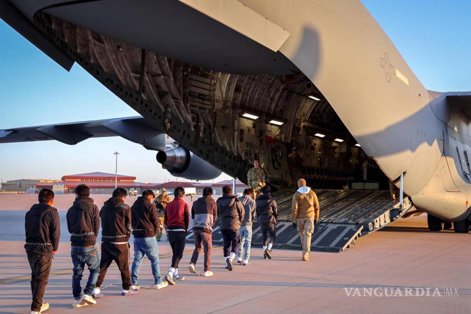 $!Fotografía tomada de la cuenta en X de la portavoz de la Casa Blanca, Karoline Leavitt, de migrantes ingresando a un avión para un vuelo de deportación.