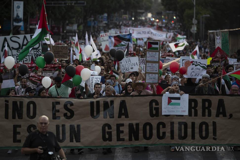 $!Miles de mexicanos marcharon en la capital Ciudad de México, donde pidieron un alto a lo que calificaron como un genocidio en contra de la población palestina.