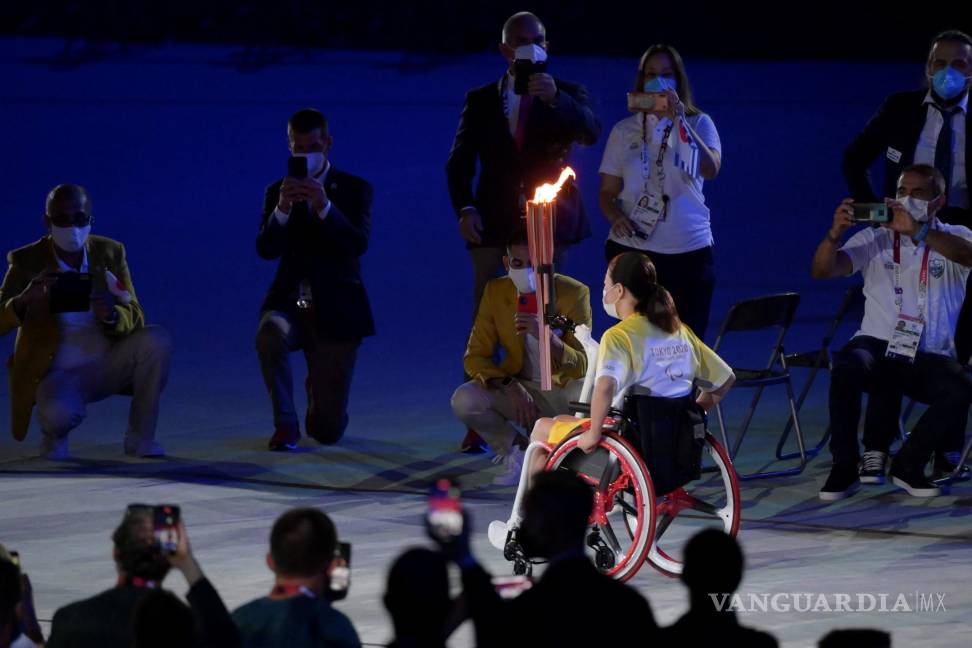 $!La llama olímpica llega durante la ceremonia de apertura de los Juegos Paralímpicos de Tokio 2020 en el Estadio Olímpico de Tokio, Japón. EFE/EPA/Szilard Koszticsak