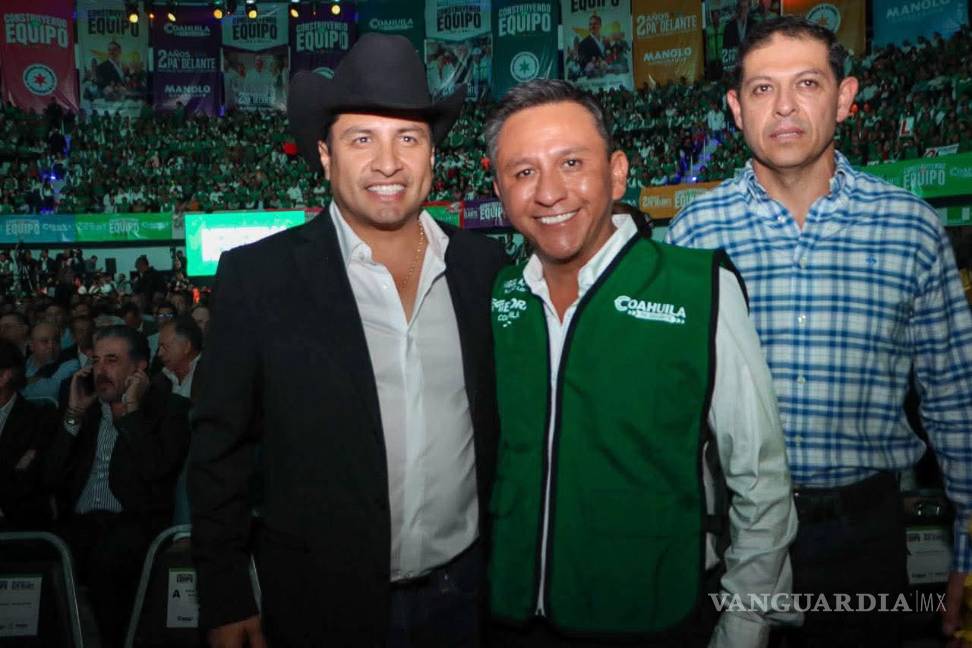 $!El público y funcionarios se tomaron fotografías con el cantante durante el evento oficial en Torreón.