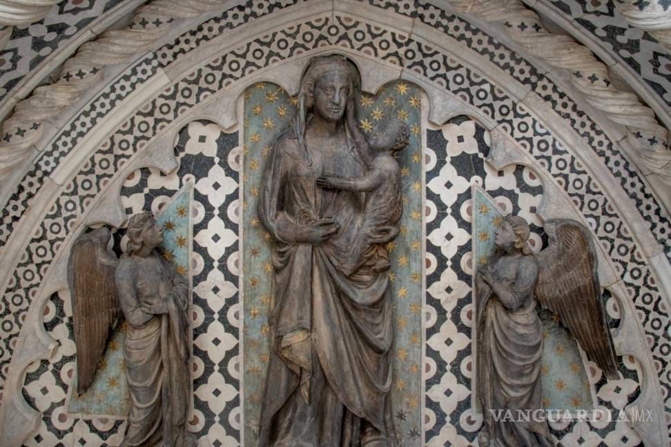 $!Las esculturas de mármol de la Puerta dei Cornacchini de la catedral de Florencia tuvieron una apariencia muy diferente en el siglo XIV.