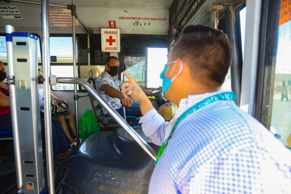 $!Regalan cubrebocas a usuarios del transporte público en filtros sanitarios de Torreón