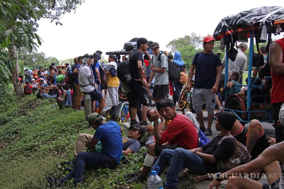 $!Migrantes que caminan en caravana rumbo a Estados Unidos, toman un descanso en el municipio de Tapachula en Chiapas (México).