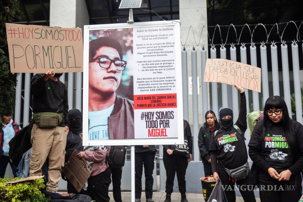 $!CIUDAD DE MÉXICO, 20 ENERO 2026.- A 98 días que debió darse la audiencia inicial, los padres de Miguel Ángel Hernández Rojas, fotoperiodista víctima de negligencia ocurrida el 5 de abril de 2025 durante festival AXE ceremonia y resultó su muerte, se manifiestan hoy frente Juzgados de Distrito en Materia Penal así como la colocación de panel contador de días sin llegar a la justicia