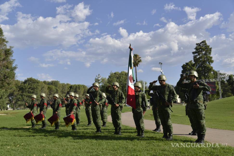 $!La Banda de Guerra de la Sexta Zona Militar de Saltillo presidió los honores a la bandera.