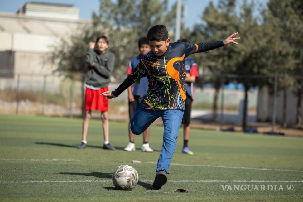 $!Mario se emocionó al ver jugar a Cafú, su futbolista favorito, y logró tomarse una fotografía con uno de los jerseys más representativos del exseleccionado brasileño.