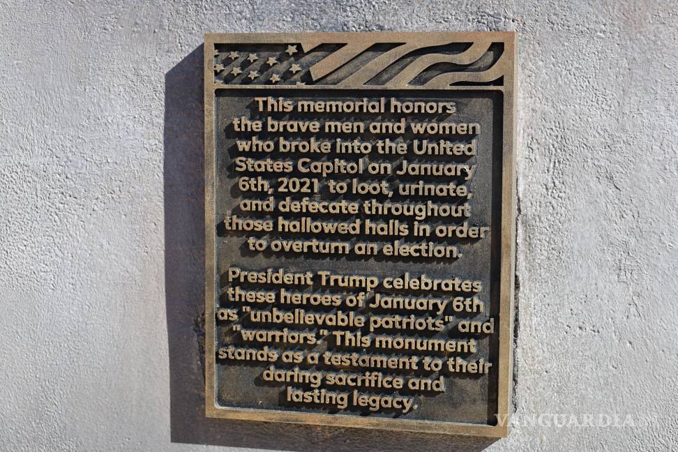 $!Detalle de la placa puesta en una figura en bronce de un escritorio con un excremento encima, instalado en el National Mall cerca del Capitolio.