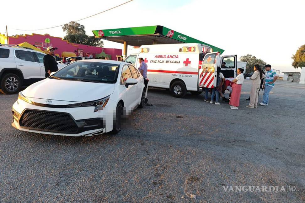 $!El vehículo Corolla transportaba a adultos y niños al momento del accidente.