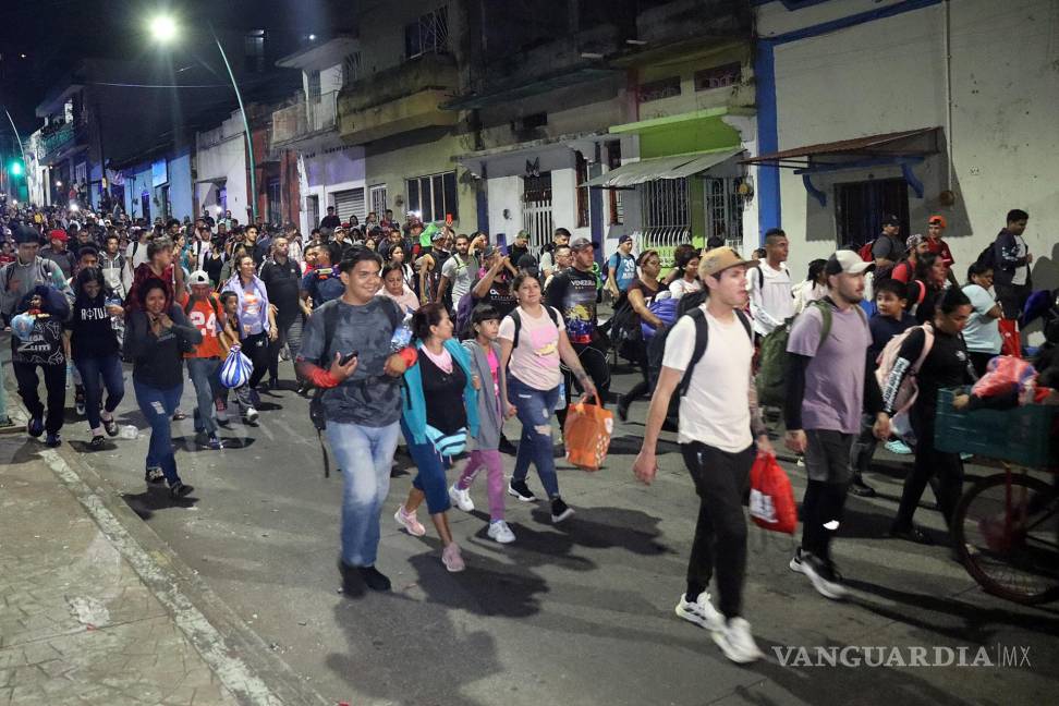 $!Migrantes caminan al inicio de una caravana que se dirige a la frontera norte de México en el municipio de Tapachula en Chiapas.