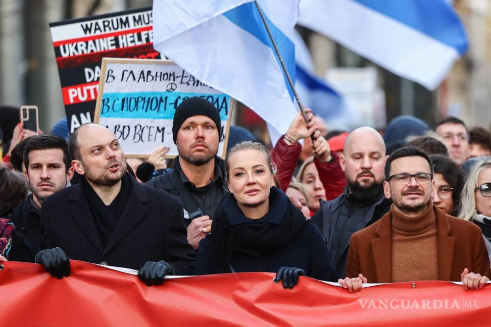 $!Críticos del Kremlin y políticos de la oposición rusa Ilya Yashin (d), Vladimir Kara-Murza (i) y Yulia Navalnaya (c) protestan contra la guerra en Ucrania en Berlín.